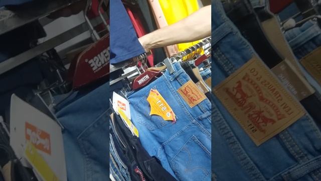 Nike & Adidas для домашних ног, и немного Traidmark из магазина напротив. #bangladesh  #fashion смотреть онлайн