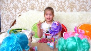Лера играет с новыми куклами