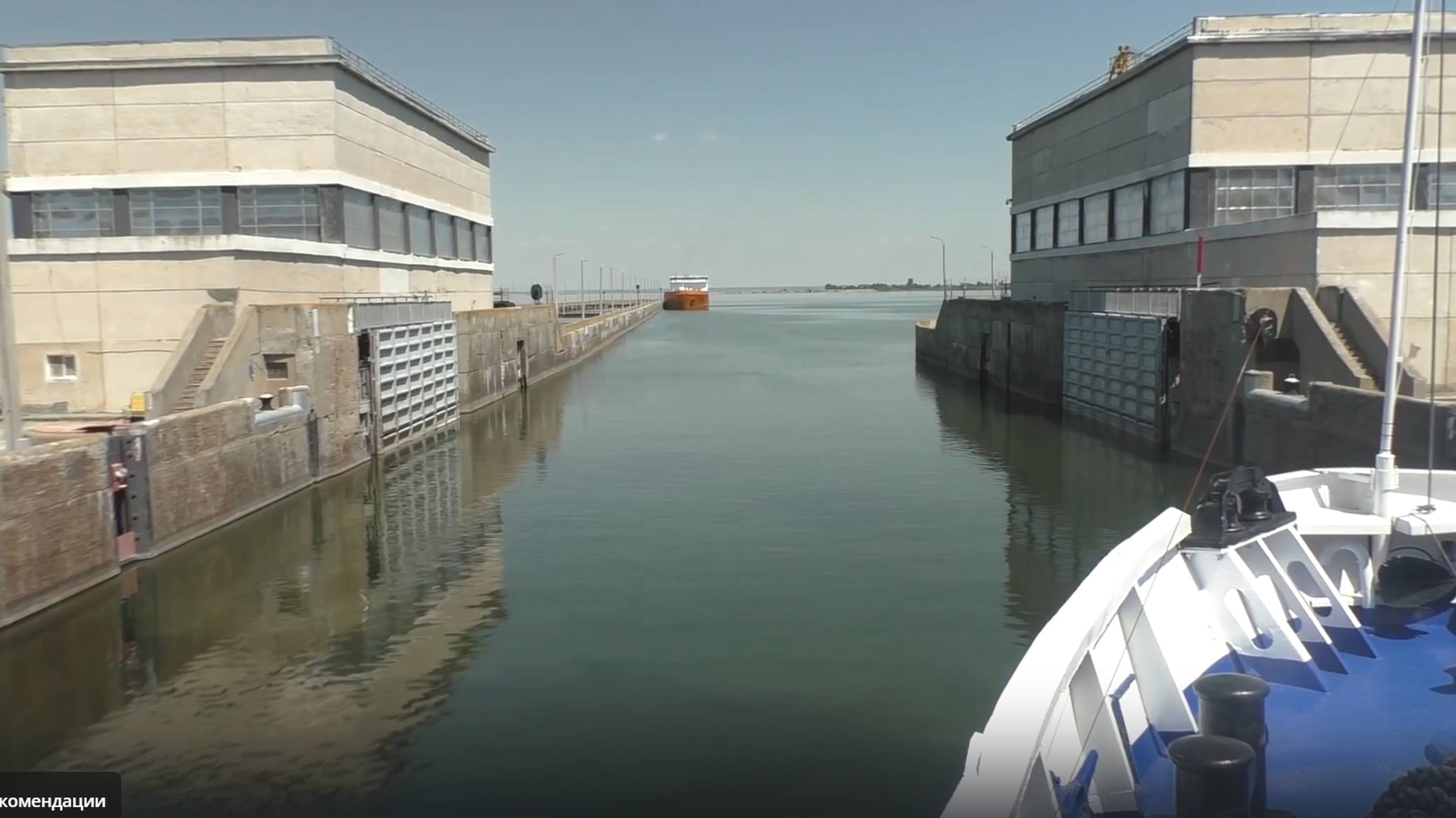 2. Отплытие из Волгограда.Проходим шлюзы.На берегу Камышин смотреть онлайн