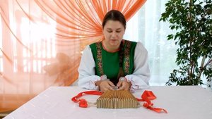 Народный музыкальный инструмент - трещотка.