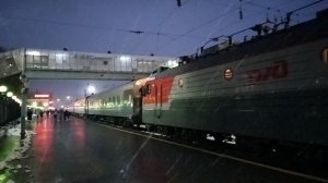 ЭП1М-591 прицепляется к поезду по станции Воронеж-1 в снег