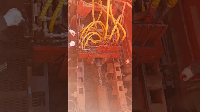 МНБШ-600  производит бестраншейную замену старого трубопровода Д250мм на Д315мм.
