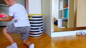 Малыши помогают маме и показывают примеры правильного поведения