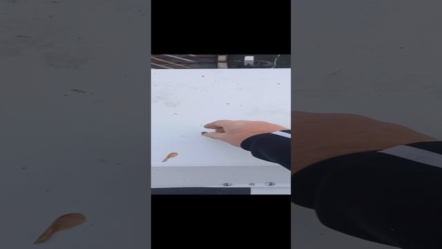 Ветер разрушил парапет на крыше.