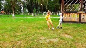 Лера учит и показывает правила для малышей
