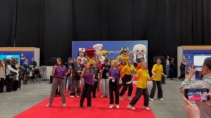 Танец маскотов колледжей на Учсибе 2024