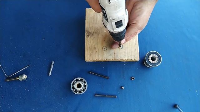 Как сделать бутылкорез из шариковых подшипников - How to make a ball bearing bottle cutter смотреть онлайн