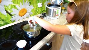 Лера мешает маме спать - правила поведения для детей