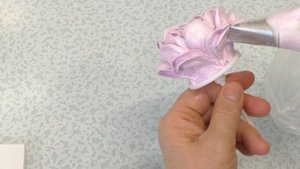 Торт с лилиями, розами и пионом(крем БЗК).