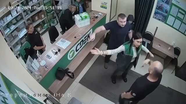 качок решил объяснить мужику, как нужно общаться девушкой) смотреть онлайн