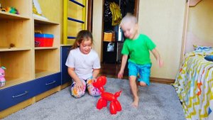 Лера и малыш Лёва играют с собакой