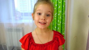 Лера и забавный сборник с игрушками