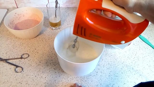 Готовим сливочный йогуртный крем. /Preparing a creamy yogurt cream.
