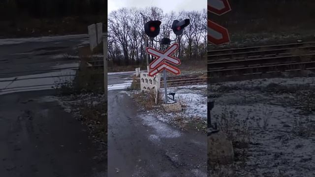 Замкнуло шлагбаум на ЖД переезде в микрорайоне Восточный в Макеевке ДНР.