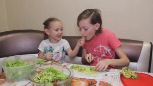 Как приготовить салат с авокадо и креветками. Видео для Детей. For Children