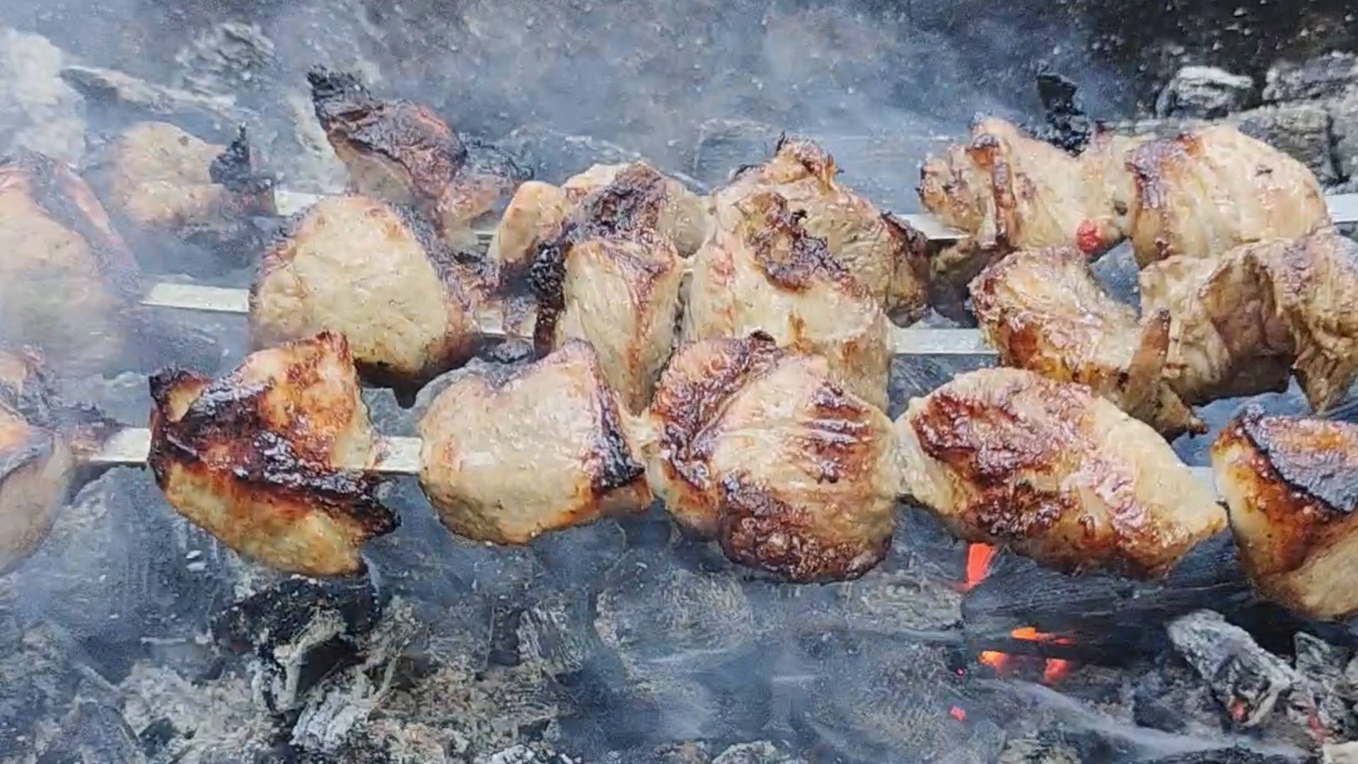 Жарим шашлык в палисаднике смотреть онлайн