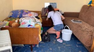 ЗАСТАВИЛА ВИТАЛИКА КОПАТЬ ГРЯДКИ/ВИТАЛИК С БРАТОМ САДЯТ КАРТОШКУ/УБОРКА ДАЧНОГО ДОМИКА/ВЫСОКИЕ