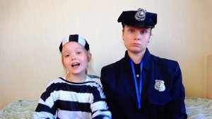 Мама и малыши учат правила поведения