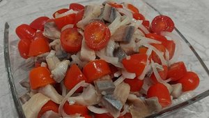 Салат из селёдочки с помидорами черри