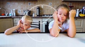Valery and mom make colored ice