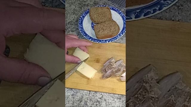 Быстрая закуска из буженины, черного хлеба, сыра, кукурузы, кунжута и паприки.  #еда #кулинария