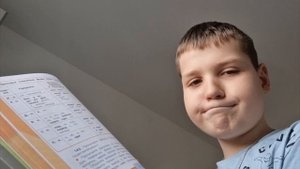 как я делаю уроки._.