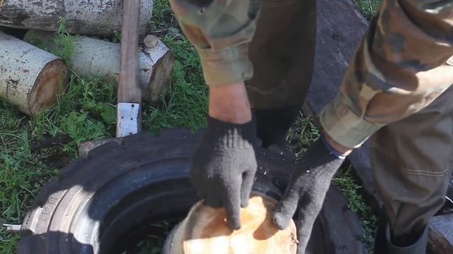 Колка дров с помощью автопокрышки
