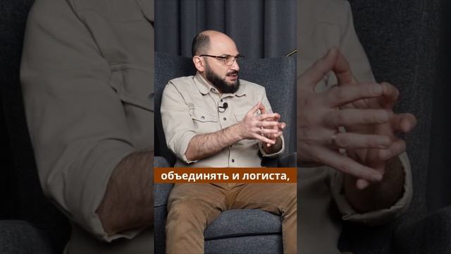 Мультипрофессионал в хитрой компании.