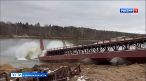 На воду спустили новый понтонный мост через реку Лузу