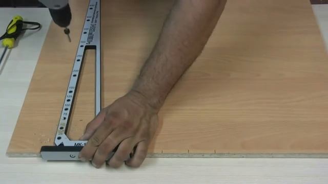 МК-18. Мебельный кондуктор угольник для плоскости под полкодержатели и дюбели эксцентриковых стяжек. смотреть онлайн