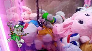 Разорили 1 автомат Хватайка. Забрали много игрушек домой.