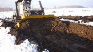 Бульдозер ДЭТ-400М в траншее