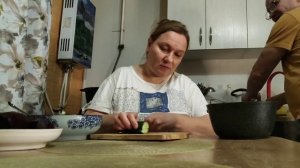 ВЕЧЕР МУЖ КОЛЕТ ДРОВА, СЫН ТОПИТ БАНЮ, А У МЕНЯ ГОТОВКА...