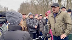 К нам приехало НТВ снимать новостной репортаж.Народ протестует против захвата береговой полосы озера