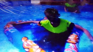 Идём купаться в бассейн. Очень хороший водный день, чтобы освежиться.