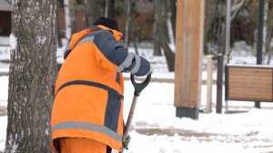 Детские площадки Пушкинского чистят от снега без помощи реагентов