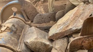 Строительство, очередное дробление щебёнки