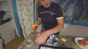 Запекаю яблоки с орехами и медом, на десерт.