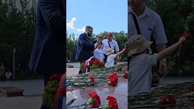 Возложение цветов в День памяти и скорби к памятнику генералу Ивану Панфилову, 22 июня, Астана