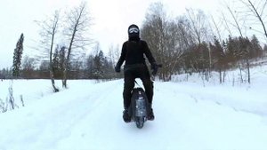 На моноколесе по лесу и снежным горкам.