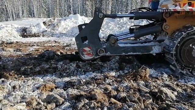 Бульдозер Liebherr PR 764 рекультивирует карьер смотреть онлайн