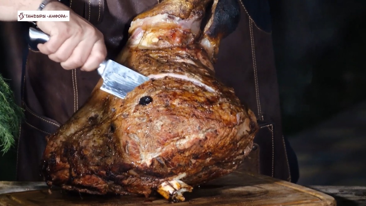 ОЧЕНЬ ВКУСНО! 🍖 Готовим огромный свиной окорок в тандыре.