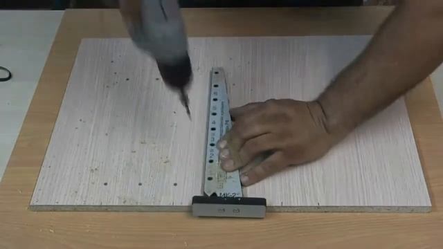 МК-21. Мебельный кондуктор "угольник малый" для плоскости под полкодержатели, система "32". смотреть онлайн