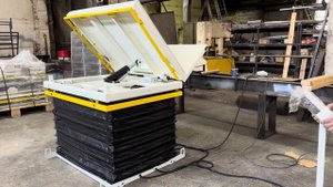 Electric-hydraulic lift table with an inclined platform