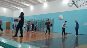 Фрагмент урока по баскетболу.