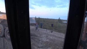 Как поставить самосвал обратно на колеса. Bulldozer lifts an overturned dump truck.