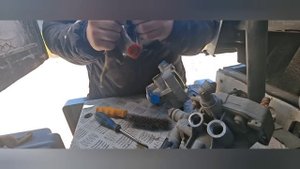не смог открутить пробку. замена воздушных кранов. сломал кронштейн #дальнобой #automobile #камаз