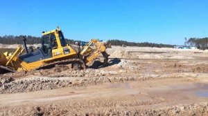 Валочно-пакетирующая машина Tigercat 860C вытягивает застрявший бульдозер Komatsu D155A-5.