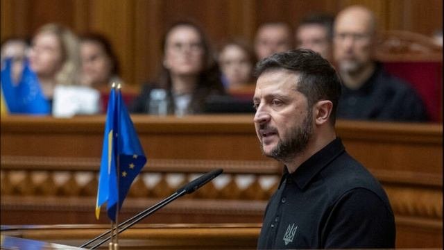 Зеленский продлил военное положение и мобилизацию на Украине