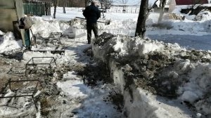 Пришла весна на пасеку. Пора посыпать снег золой. О съёмных доньях улья.